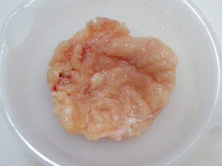 紫米核桃鸡肉卷,用手抓抹均匀，腌制15分钟。