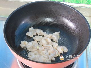 过年菜---鸡蛋滑虾仁,炒锅烧热后，放入10克左右食用油，然后把腌制后的虾仁放进锅里