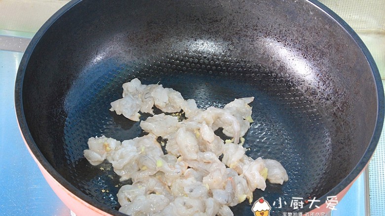 过年菜---鸡蛋滑虾仁,炒锅烧热后，放入10克左右食用油，然后把腌制后的虾仁放进锅里