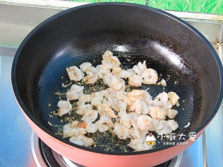 过年菜---鸡蛋滑虾仁,翻炒至虾仁变红，捞出