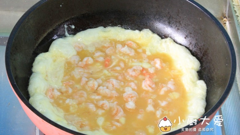 过年菜---鸡蛋滑虾仁,炒锅重新烧热，放入剩下的食用油，把鸡蛋虾仁液下锅