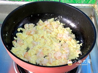 过年菜---鸡蛋滑虾仁,慢慢的翻炒至鸡蛋液裹住虾仁