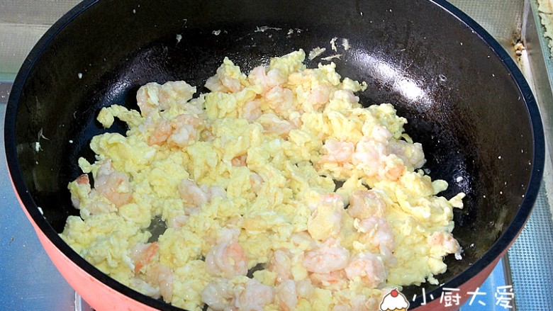 过年菜---鸡蛋滑虾仁,慢慢的翻炒至鸡蛋液裹住虾仁