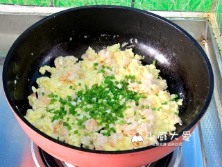 过年菜---鸡蛋滑虾仁,放入香葱花