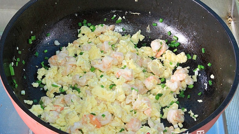过年菜---鸡蛋滑虾仁,加适量的盐调味
