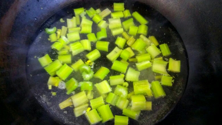 炝拌豆腐,锅中放入适量清水，放入芹菜丁烧开。