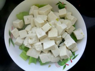 炝拌豆腐,捞出控水放在芹菜上面