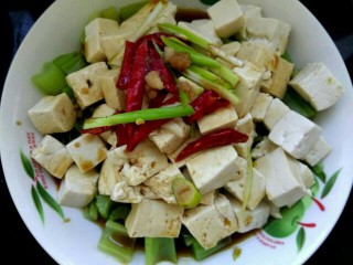 炝拌豆腐,把葱丝红辣椒放在豆腐上，把小碗中的调料浇到豆腐上