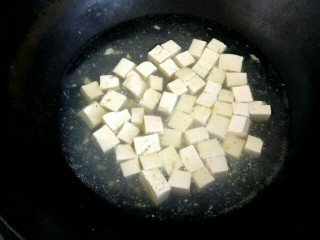 炝拌豆腐,放入豆腐烧开两分钟