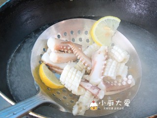 过年菜----泰式海鲜沙拉,放入沸水中焯熟，焯水的时候放几片柠檬，捞出沥干水份