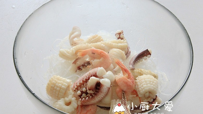 过年菜----泰式海鲜沙拉,放入焯过水的鱿鱼和北极虾