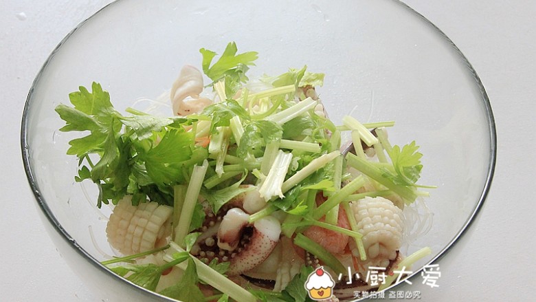 过年菜----泰式海鲜沙拉,把香芹段放入
