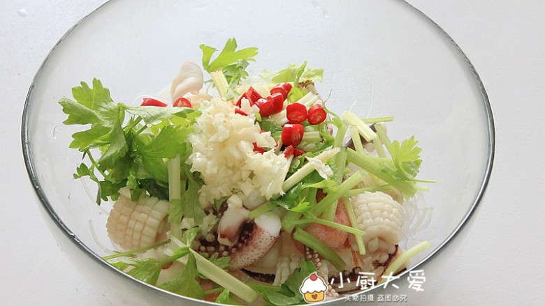 过年菜----泰式海鲜沙拉,大蒜碎和小米辣圈也放进碗里