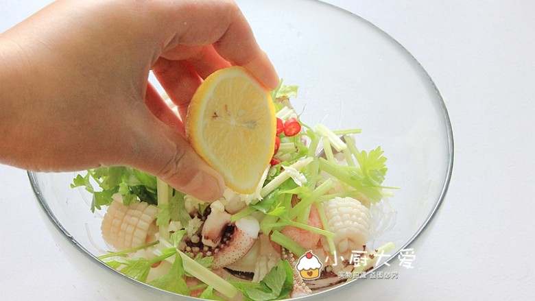 过年菜----泰式海鲜沙拉,挤上一些柠檬汁