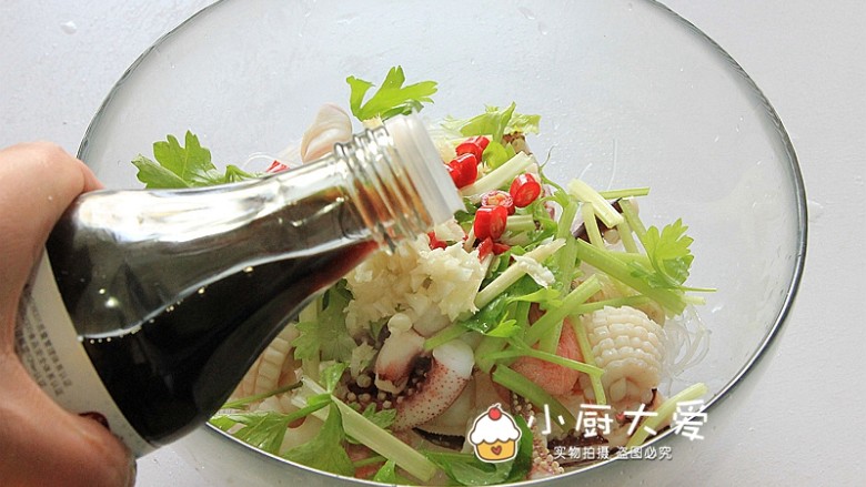 过年菜----泰式海鲜沙拉,倒入虾汁