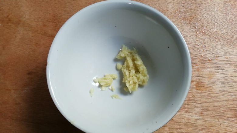 小家碧玉～蒜泥黄瓜片,放入小碗，不着急可以氧化十五分钟再放作料