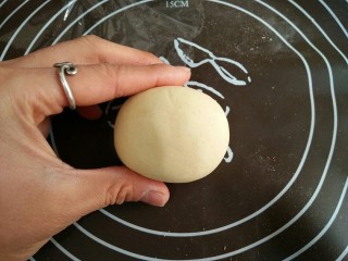 瑞兽馒头――年夜饭的压轴主食,再把圆球整形成一个扁的椭圆。