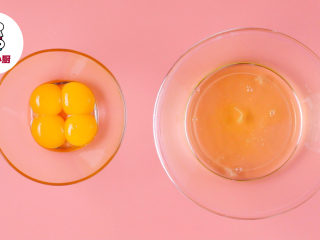 零难度三色蒸蛋,鸡蛋4个，分离蛋清蛋黄，将蛋清打散