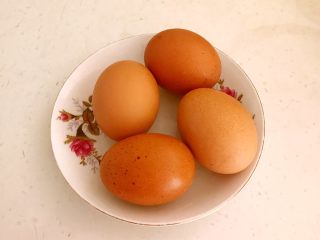 像果冻一样的三色蒸蛋,鸡蛋清洗干净