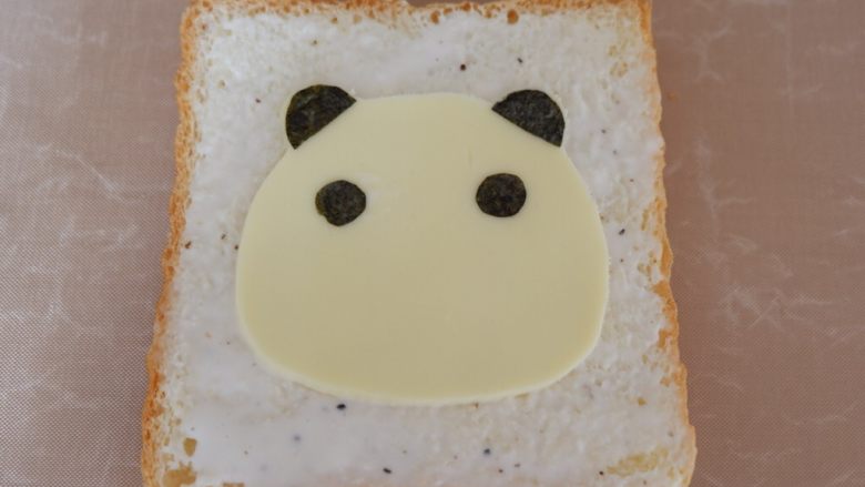 卡通早餐—熊猫芝士吐司,像图片中这样贴好。