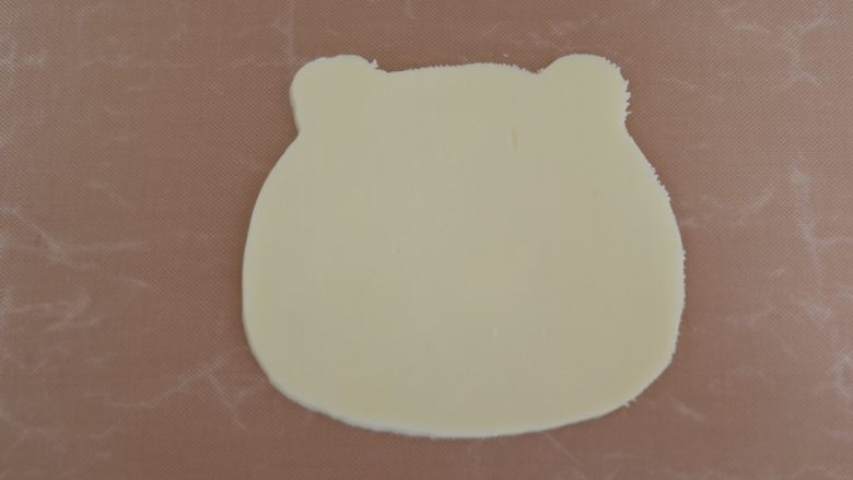 卡通早餐—熊猫芝士吐司,用小刀刻出形状