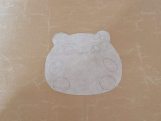 卡通早餐—熊猫芝士吐司,用油纸剪出熊猫的形状