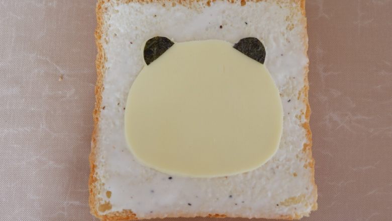 卡通早餐—熊猫芝士吐司,像图片中这样贴好。
