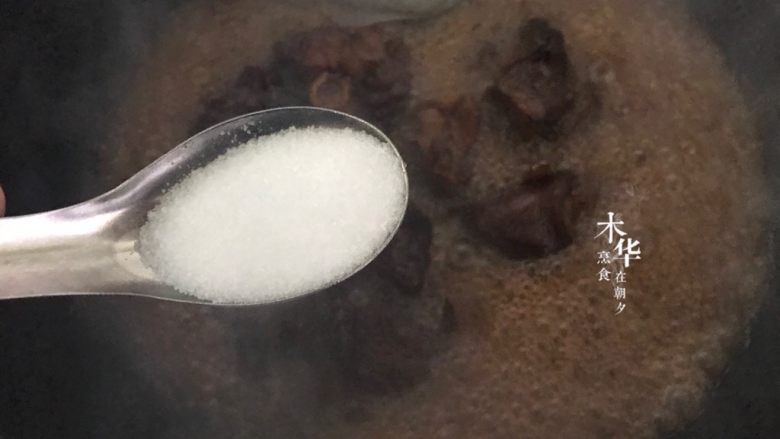 红烧猪蹄（高压锅版）,待酱汁收到一半，加入盐。继续翻炒。不炒会糊的。