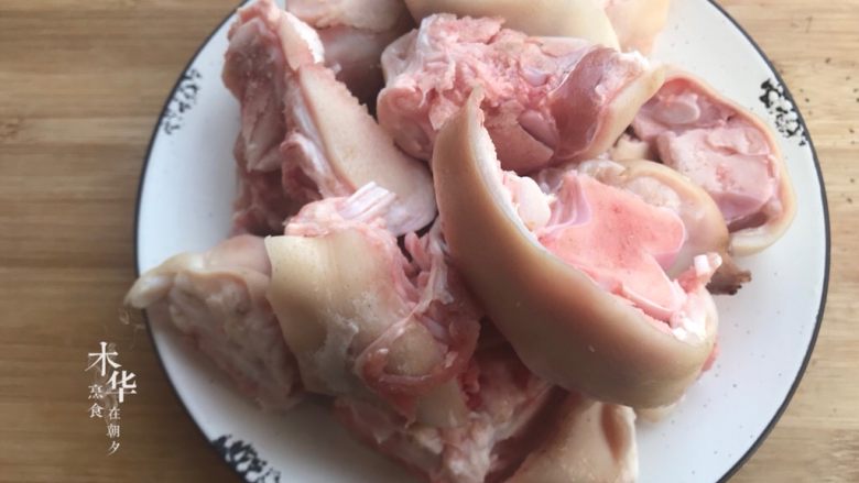 红烧猪蹄（高压锅版）,猪前蹄，又叫猪首，可以让肉档师傅帮忙刮毛烧干净，砍小块。