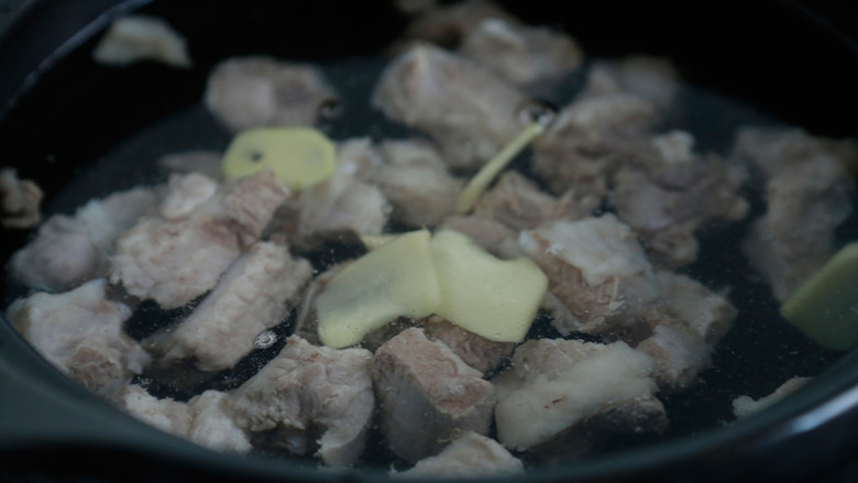 玉米马蹄排骨汤,将焯水的排骨放入砂锅中，加入姜片，大火烧开小火煲1小时