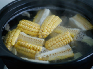 玉米马蹄排骨汤,放入排骨汤中
