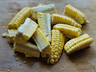 玉米马蹄排骨汤,玉米切段，再切成条状