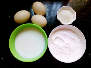 独创鸟巢蛋饼,准备低筋面粉，牛奶，鸡蛋，白糖