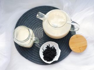 仙草的2+1花样吃法,将煮好的奶茶倒入茶壶 冷却备用