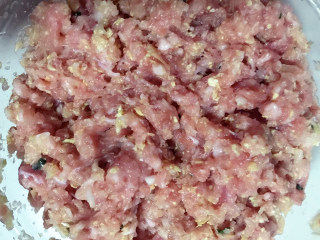 猪肉白菜小馄饨,继续搅拌，肉馅做好后放冰箱冷藏。