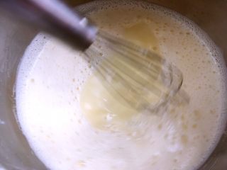 北海道戚风蛋糕,将搅拌均匀的牛奶蛋黄液回锅小火加热，边加入边搅拌