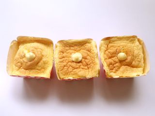 北海道戚风蛋糕,在凉透的蛋糕杯中间扎个洞，裱花嘴插入洞内挤满酱