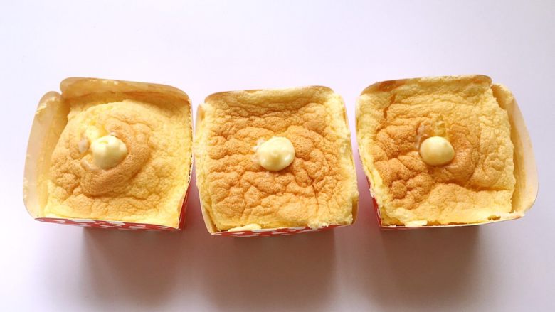 北海道戚风蛋糕,在凉透的蛋糕杯中间扎个洞，裱花嘴插入洞内挤满酱