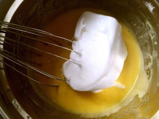 北海道戚风蛋糕,将打发好的蛋白分次加入蛋黄液中，先用蛋抽翻拌均匀，再用刮刀将底下的翻拌均匀