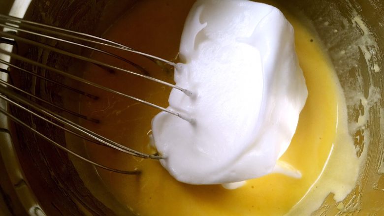 北海道戚风蛋糕,将打发好的蛋白分次加入蛋黄液中，先用蛋抽翻拌均匀，再用刮刀将底下的翻拌均匀