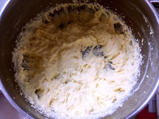 北海道戚风蛋糕,熬好的酱加入淡奶油搅拌均匀，打蛋器打发至蓬松