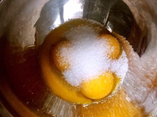 北海道戚风蛋糕,再来做蛋糕，分离鸡蛋至两个干净容器，蛋黄加30克砂糖搅拌均匀