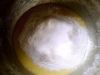 北海道戚风蛋糕,过筛低筋面粉，搅拌均匀