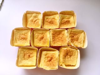 北海道戚风蛋糕,入烤箱170度烤16分钟，表面上色即可，出炉凉透备用