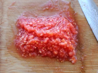 番茄肉酱螺旋意面,取出晾凉后剥去外皮切碎备用