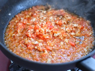 番茄肉酱螺旋意面,接着倒入番茄炒出汤汁，再加半碗清水煮开