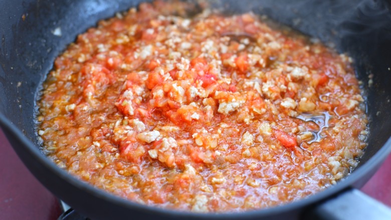 番茄肉酱螺旋意面,接着倒入番茄炒出汤汁，再加半碗清水煮开