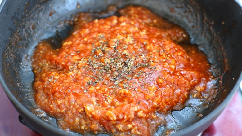 番茄肉酱螺旋意面,酱汁煮至粘稠状态后放入罗勒碎翻炒均匀