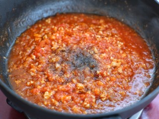 番茄肉酱螺旋意面,调入黑胡椒粉和盐翻炒均匀后用小火煮制