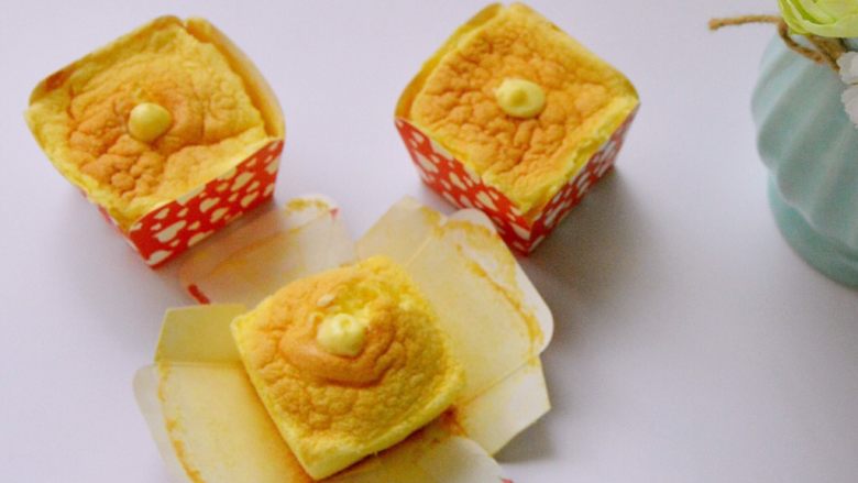 北海道戚风蛋糕,戚风蛋糕的配方烤纸杯蛋糕，出炉凉透都会出现塌陷的情况，这是正常情况